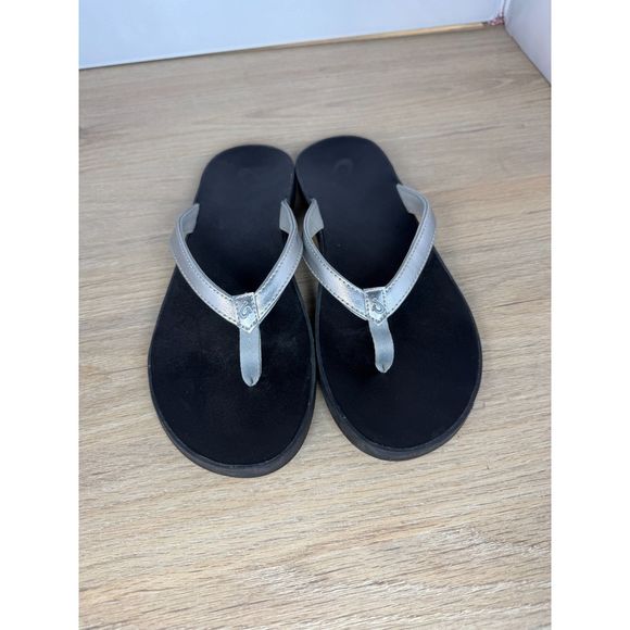 Olukai Women's Size 10 Silver Black Puawe Cushioned Recovery Sandals - Picture 5 of 10